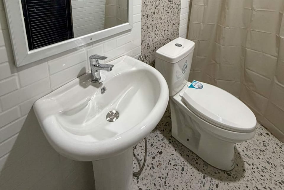 Family Room | Bathroom | Shower, rainfall showerhead, free toiletries, bidet