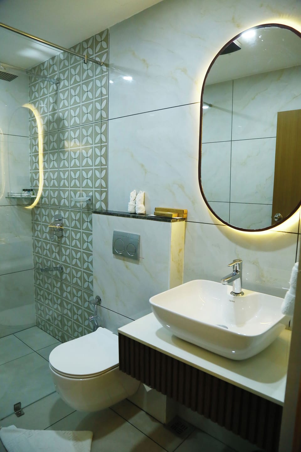 Deluxe Double Room, 1 King Bed | Bathroom | Towels, soap, shampoo, toilet paper