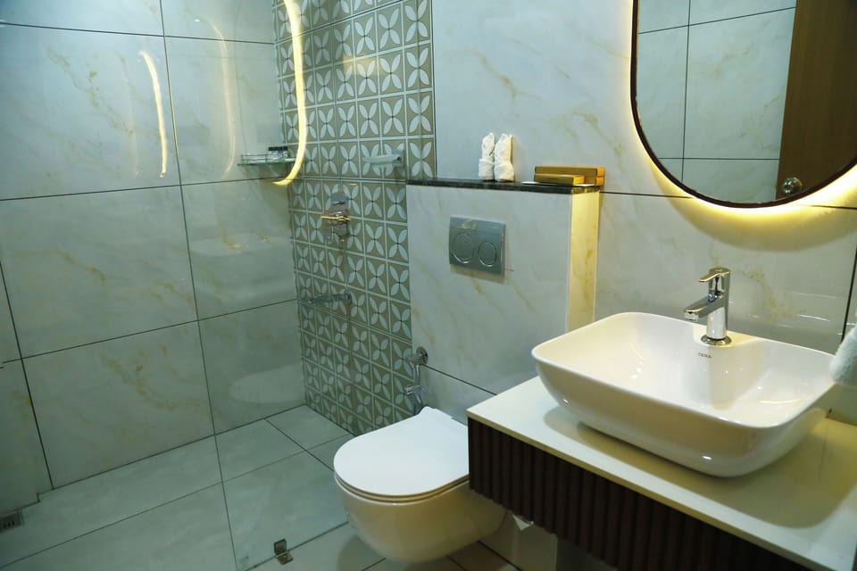 Deluxe Double Room, 1 King Bed | Bathroom | Towels, soap, shampoo, toilet paper
