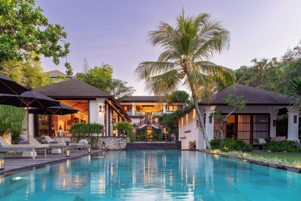 Outdoor pool, pool umbrellas, sun loungers