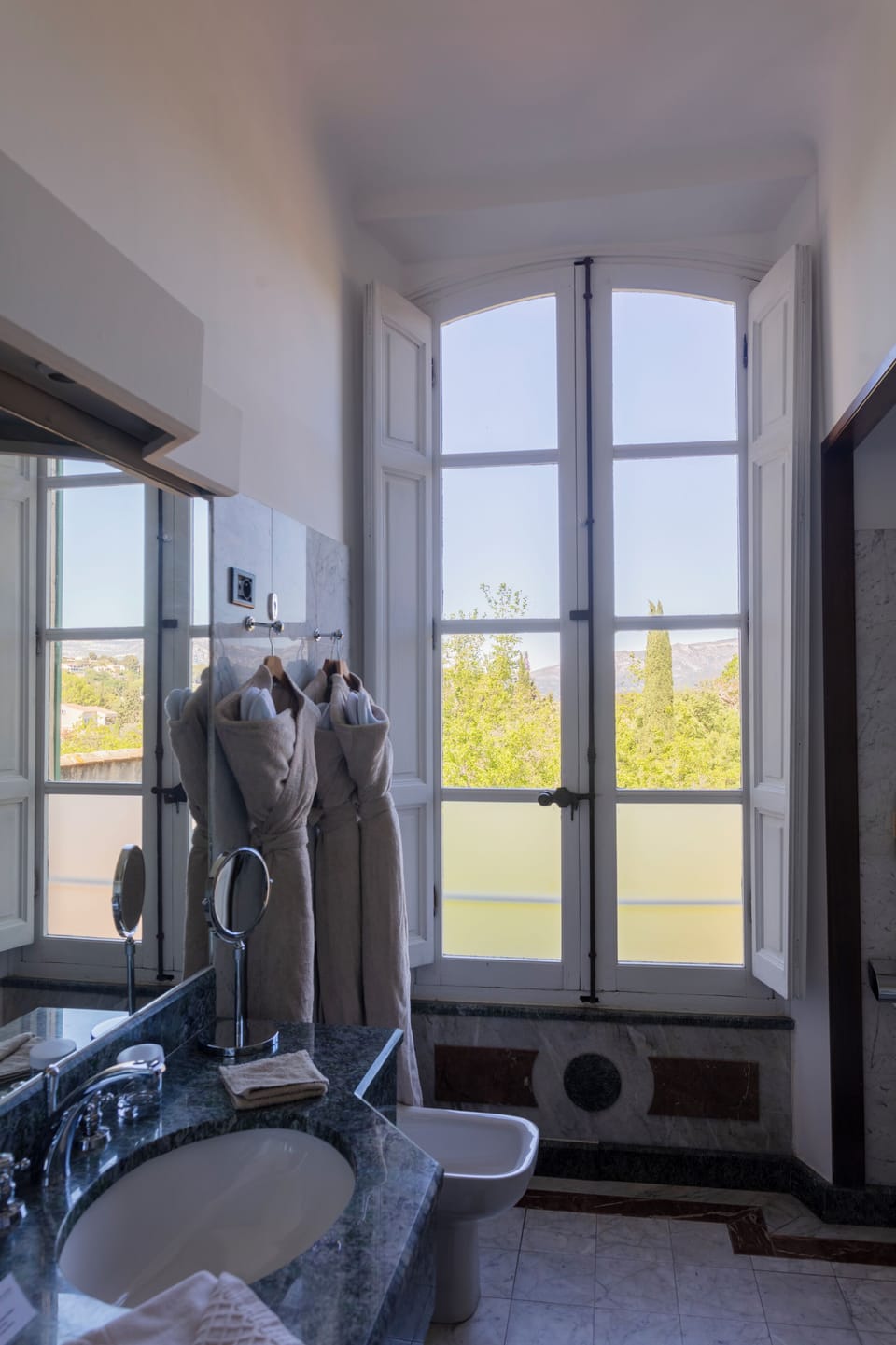 Hydromassage showerhead, free toiletries, hair dryer, bathrobes