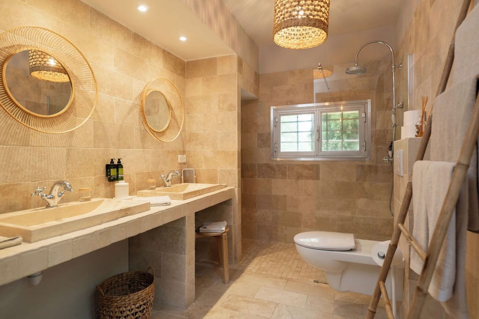 Villa (Le Mas des Soubeyrans) | Bathroom | Hydromassage showerhead, free toiletries, hair dryer, bathrobes