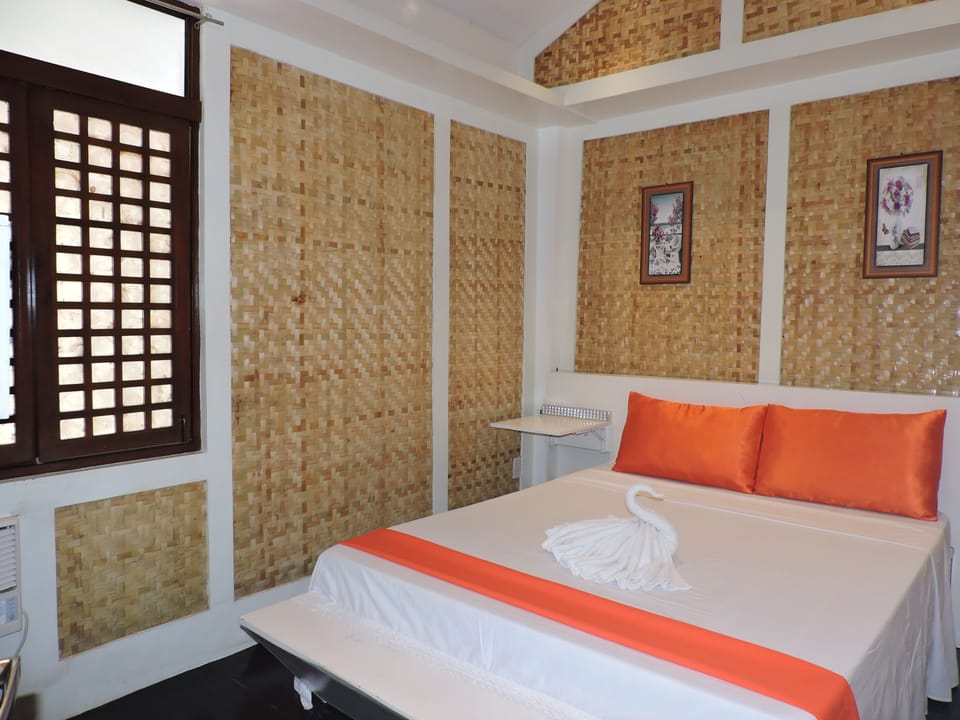 Deluxe Room | Desk, WiFi (free), bed sheets