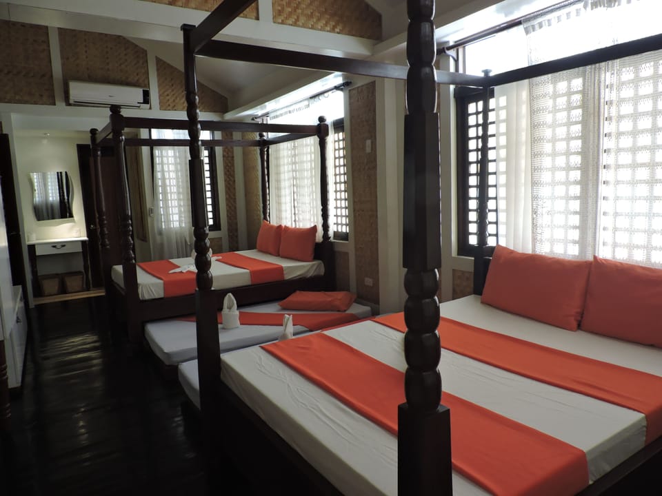 Deluxe Family Room | Desk, WiFi (free), bed sheets