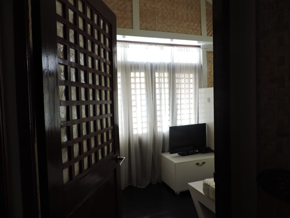 Deluxe Room | Desk, WiFi (free), bed sheets