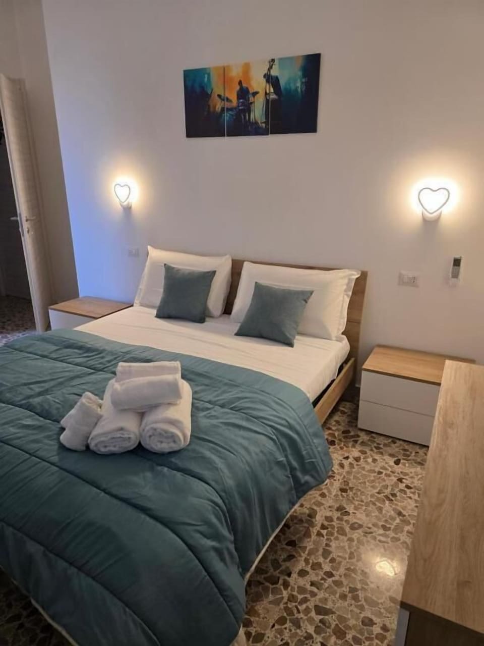 WiFi (free), bed sheets