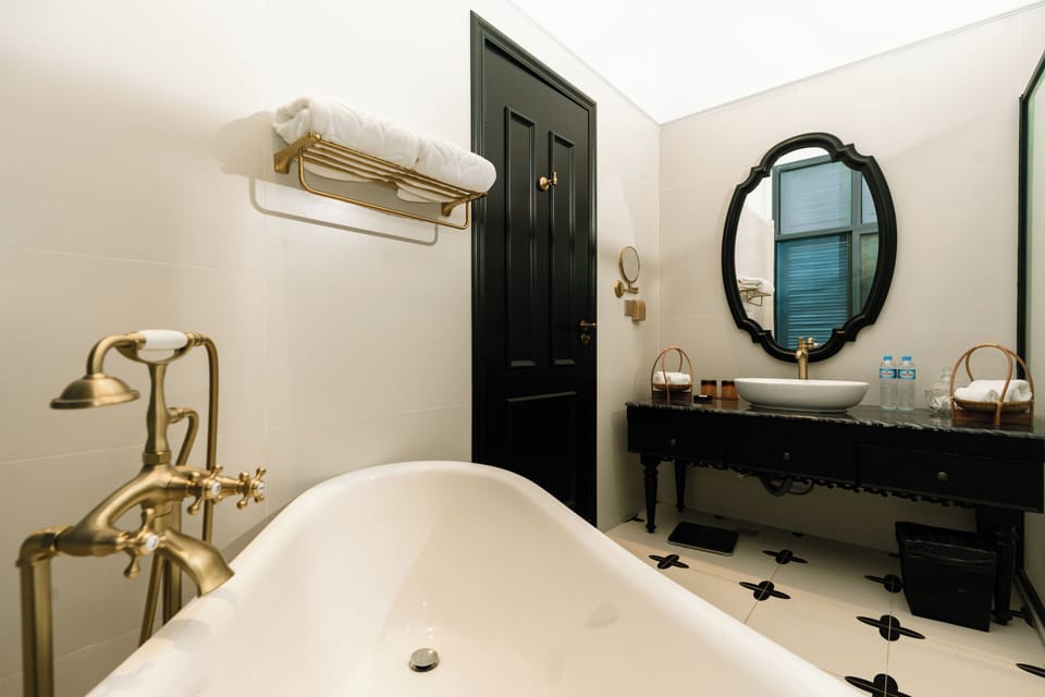 Luxury Double Room, Hill View | Bathroom | Rainfall showerhead, designer toiletries, hair dryer, slippers