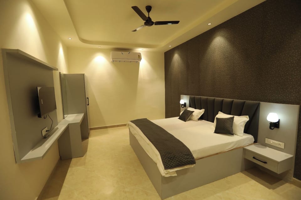 Luxury Room | Rollaway beds (surcharge), bed sheets