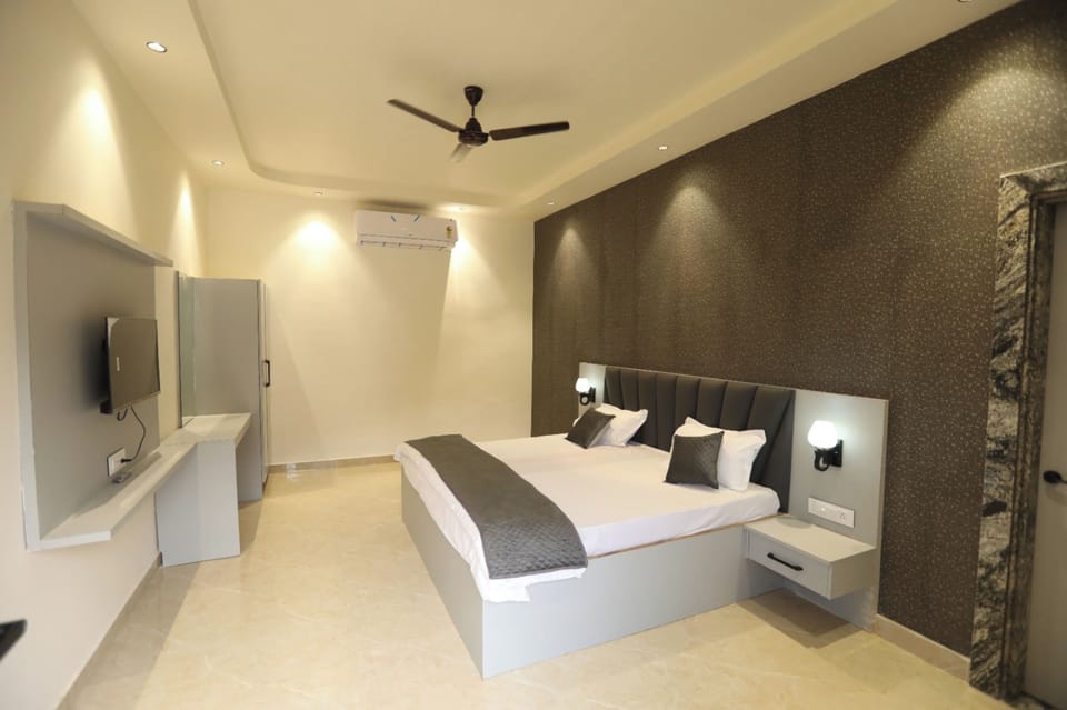 Luxury Room | Rollaway beds (surcharge), bed sheets
