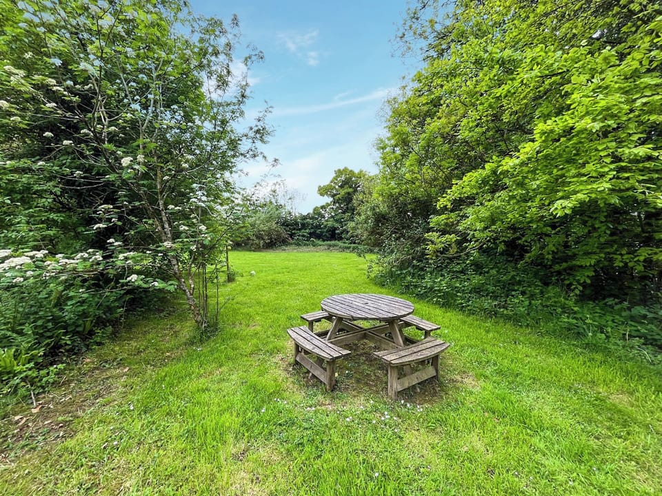 Garden | Brambles Cottage - Lily Pond Cottages, Little Torrington