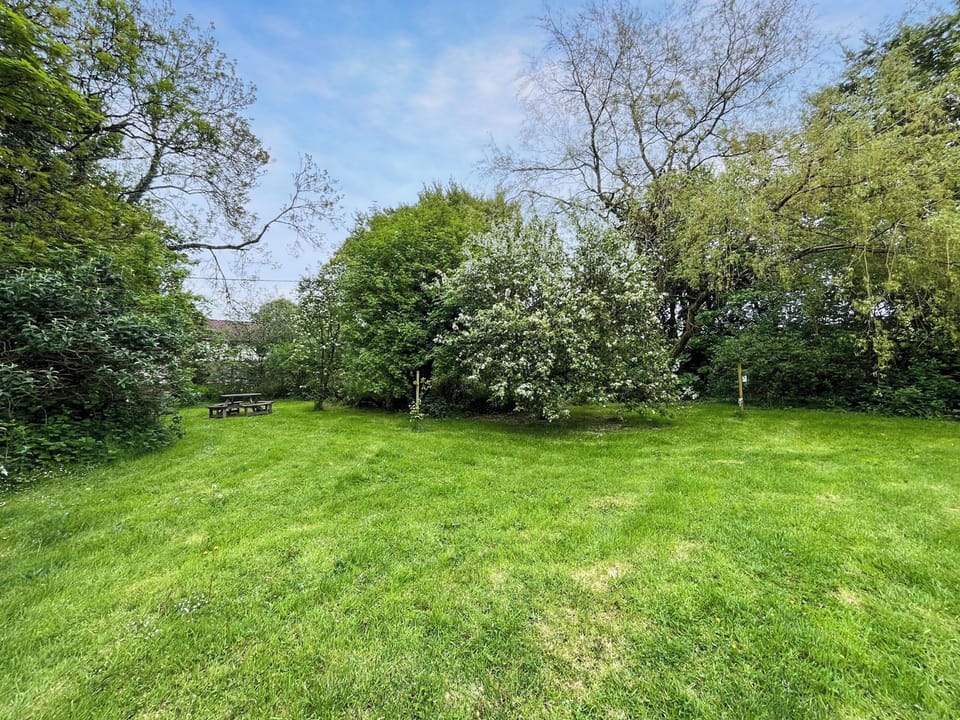 Garden | Otters Cottage - Lily Pond Cottages, Little Torrington