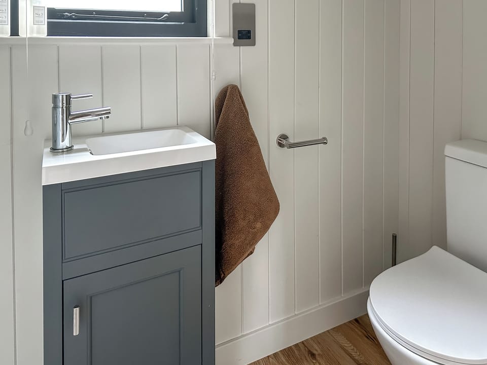 Bathroom | Shepherds Hut - Cardale Escapes, Harrogate