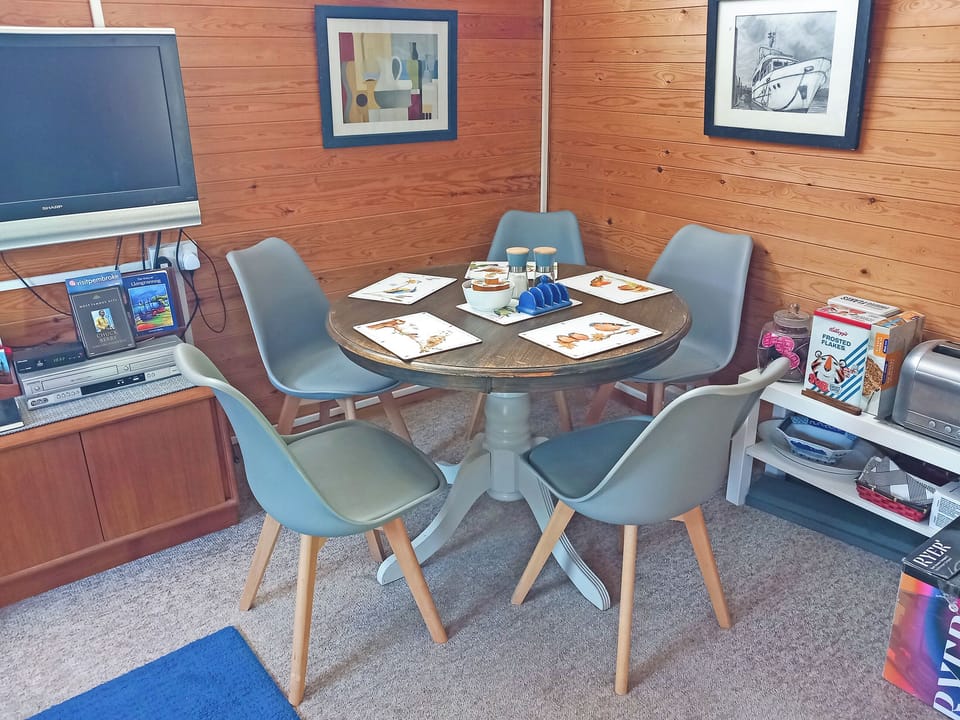 Dining Area | 28 Awelon, Cenarth