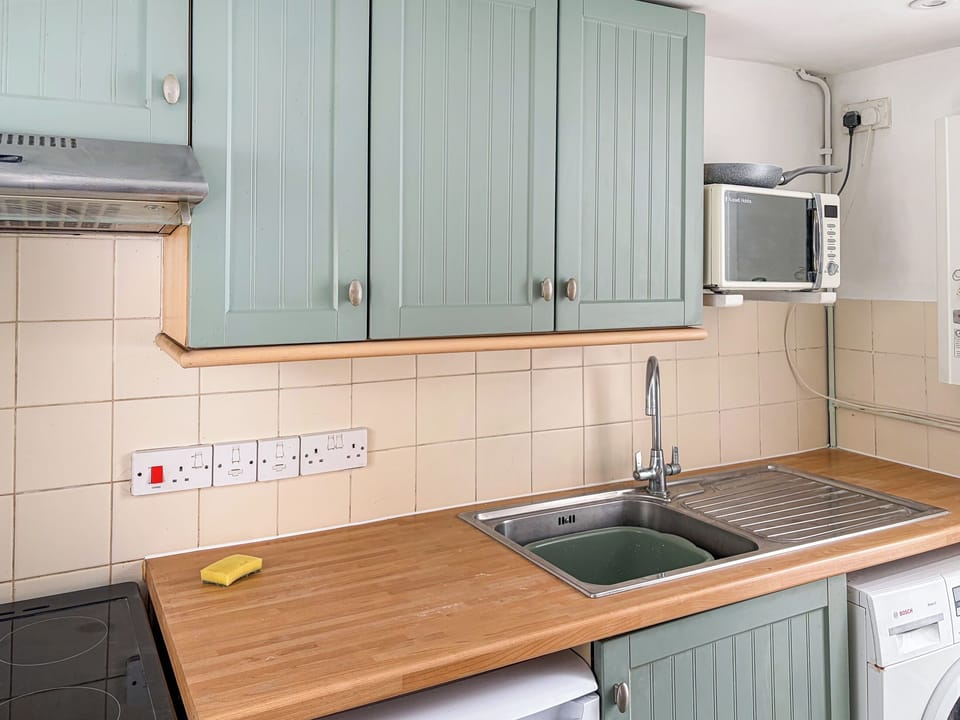 Kitchen | Cosy Cottage, Fowey