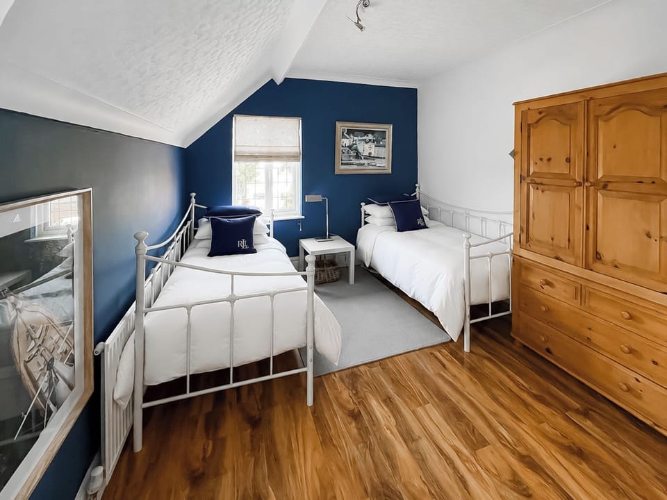 Twin bedroom | The Admirals, Sandilands