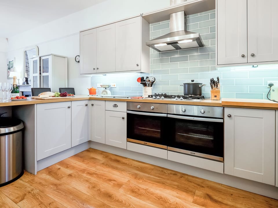 Kitchen/diner | Glan Y Mor - QH Cottages, Criccieth