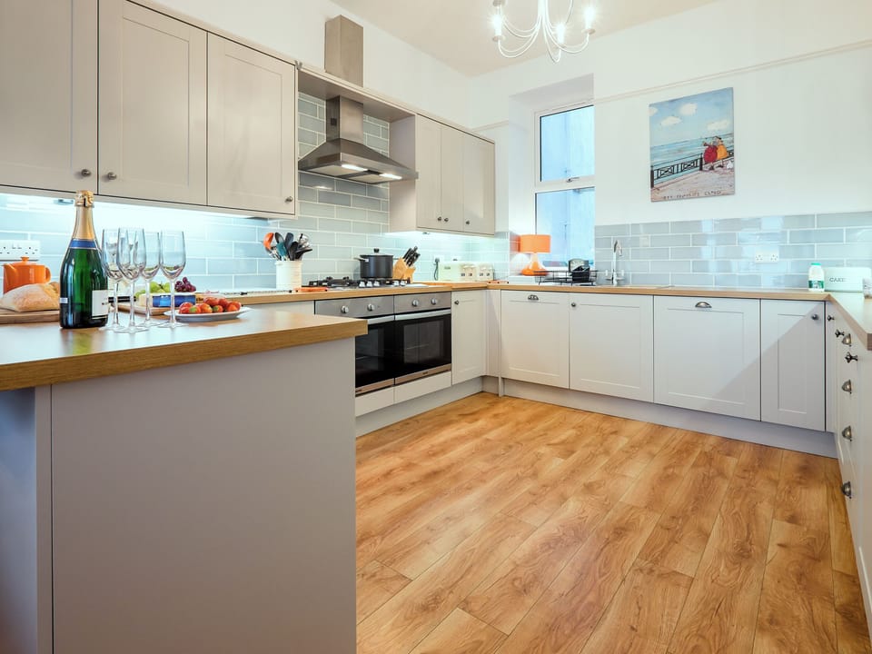 Kitchen/diner | Glan Y Mor - QH Cottages, Criccieth