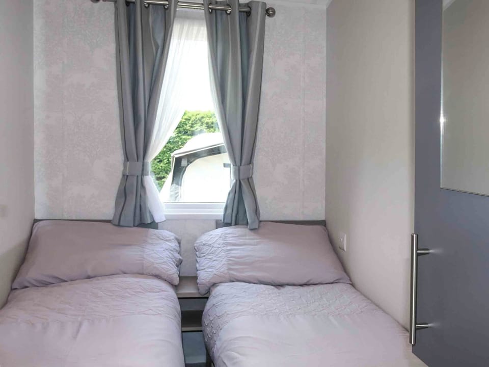 Twin bedroom | Sarnfaen Static - Sarn Faen Cottages, Tal-y-Bont, near Barmouth