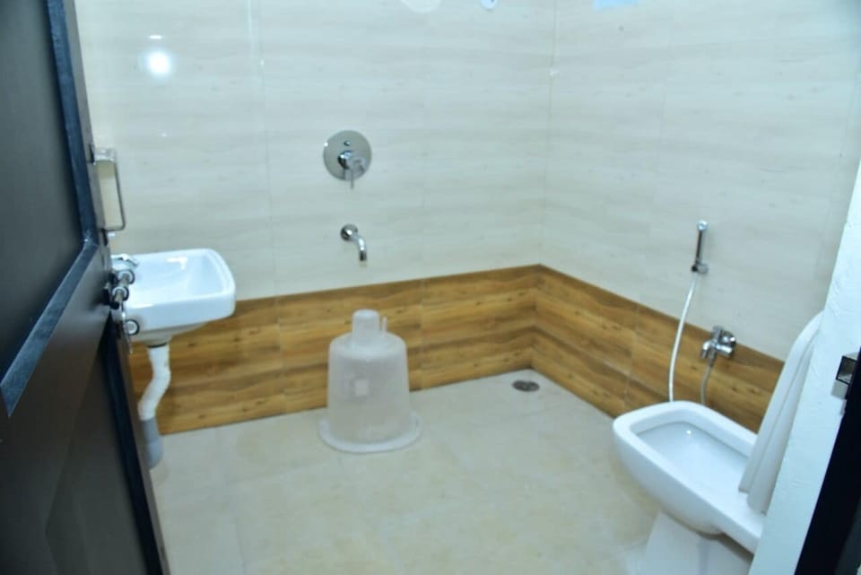 Standard Double Room | Bathroom | Shower, towels, soap, shampoo
