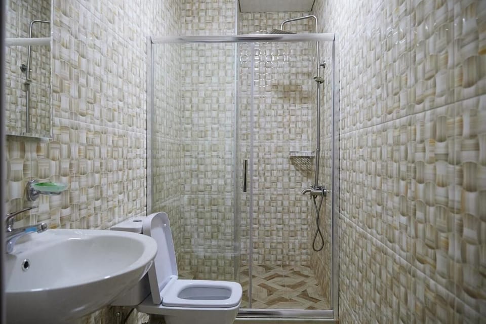 Comfort Twin Room, Balcony, City View | Bathroom | Shower, hair dryer, slippers, towels