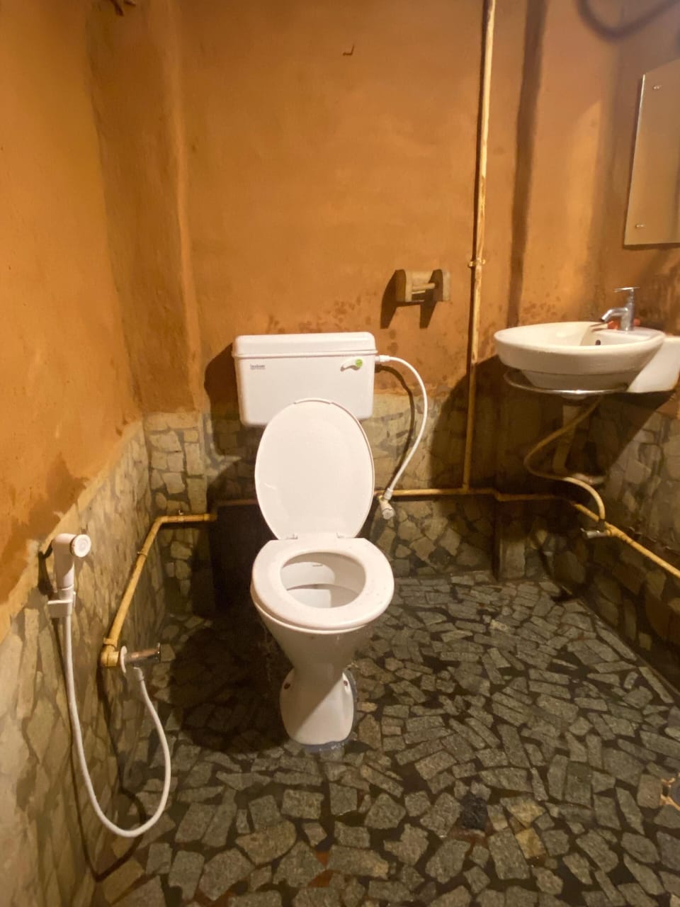 Standard Room, Courtyard View | Bathroom | Shower, towels, soap, shampoo