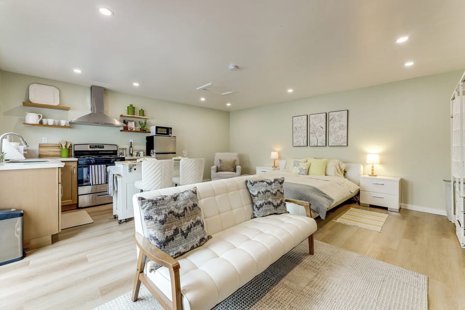 Studio | Queen Bed