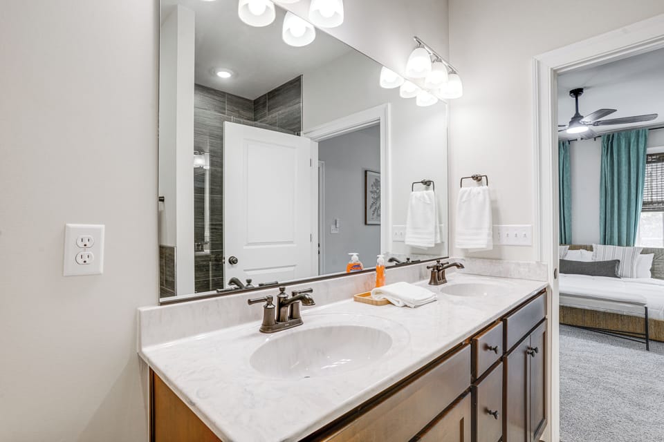 En-Suite Bathroom | Bathtub | Shower | 1st Floor