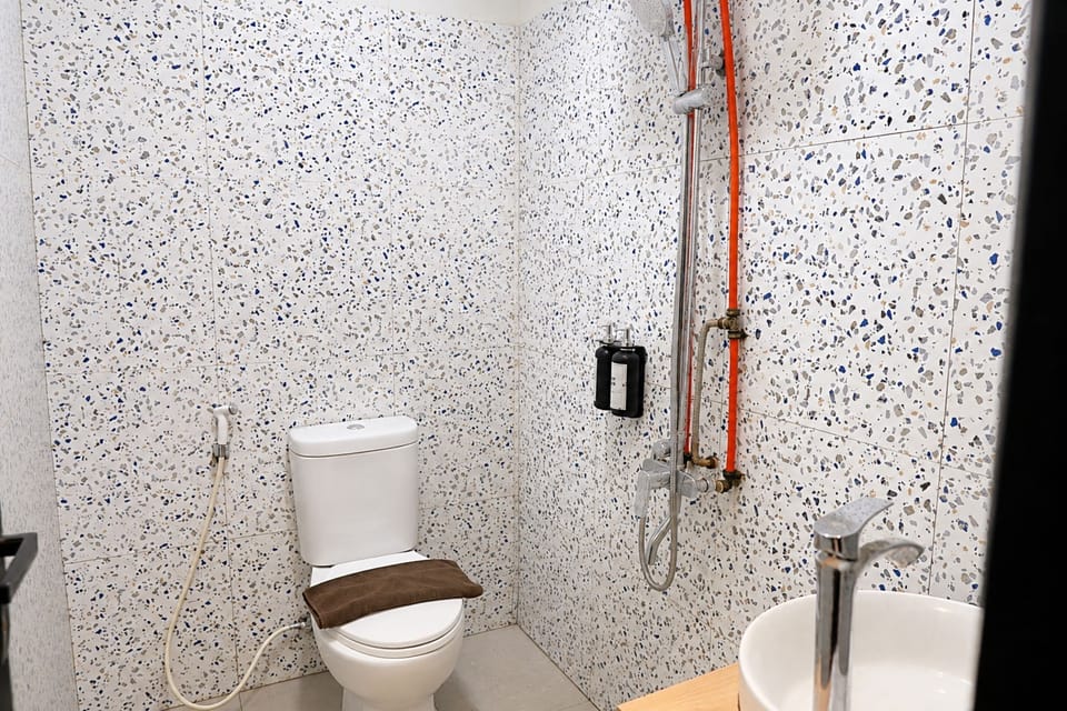 Deluxe Room | Bathroom | Shower, free toiletries, slippers, towels