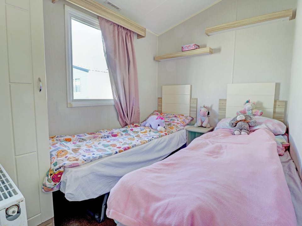 Twin bedroom | Hayling Island Retreat, Hayling Island