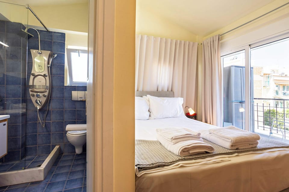 Modern bathroom right next to the sleeping area