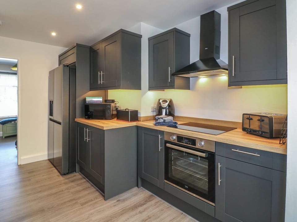 Cottage | Private kitchen | Dishwasher, cookware/dishes/utensils
