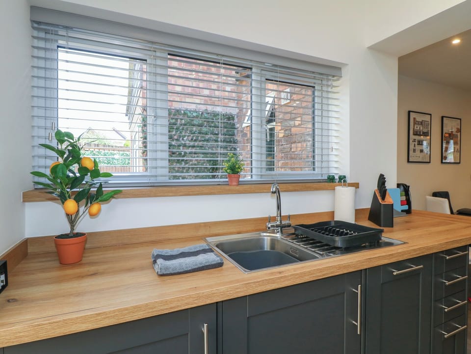 Cottage | Private kitchen | Dishwasher, cookware/dishes/utensils