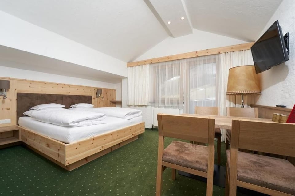 Suite, Balcony, Mountain View | Hypo-allergenic bedding available, in-room safe, soundproofing