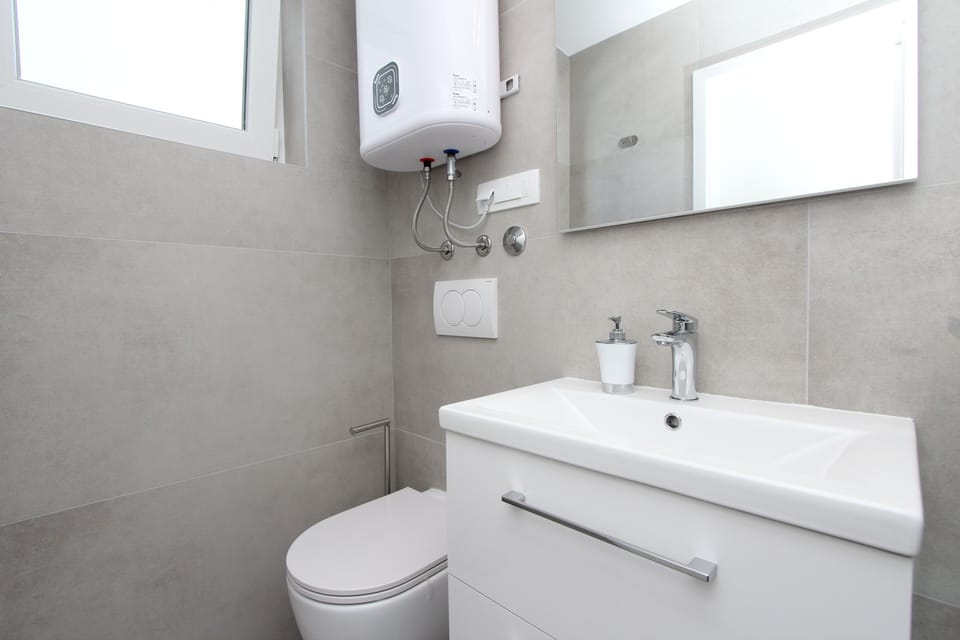 Studio | Bathroom
