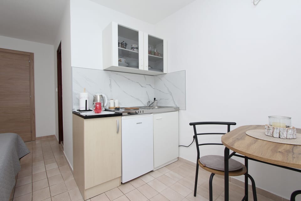 Studio, Balcony | Private kitchenette | Electric kettle, freezer