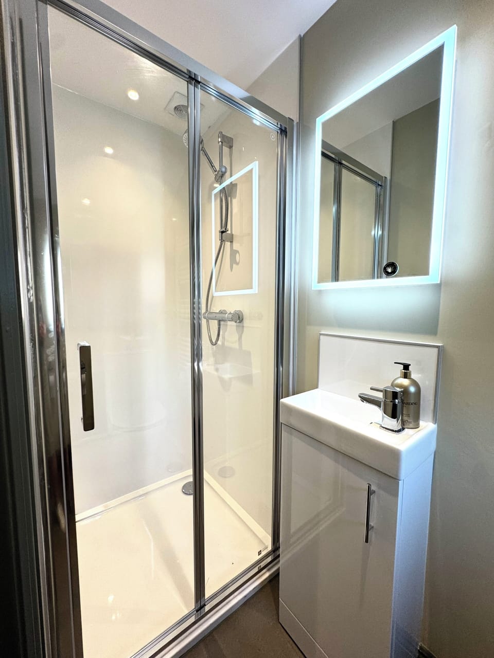 Deluxe Single Room, Non Smoking | Bathroom | Soap, shampoo, toilet paper