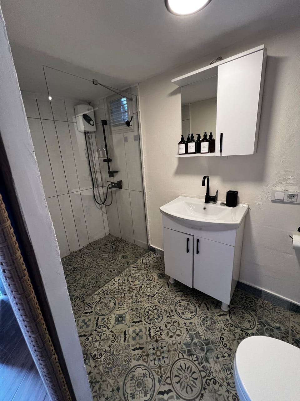 Design Double Room, Mountain View | Bathroom | Shower, free toiletries, hair dryer, towels