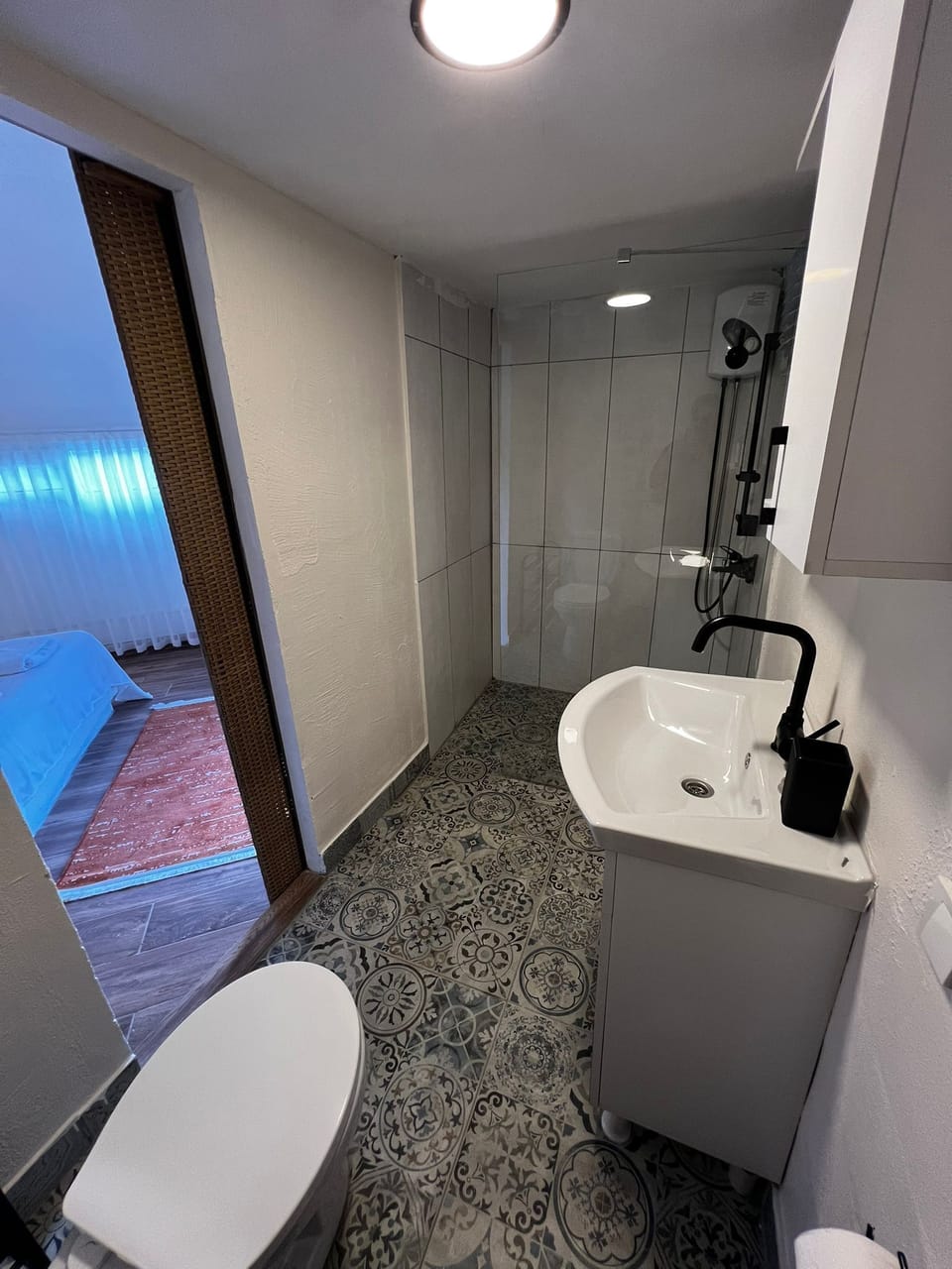 Design Double Room, Mountain View | Bathroom | Shower, free toiletries, hair dryer, towels
