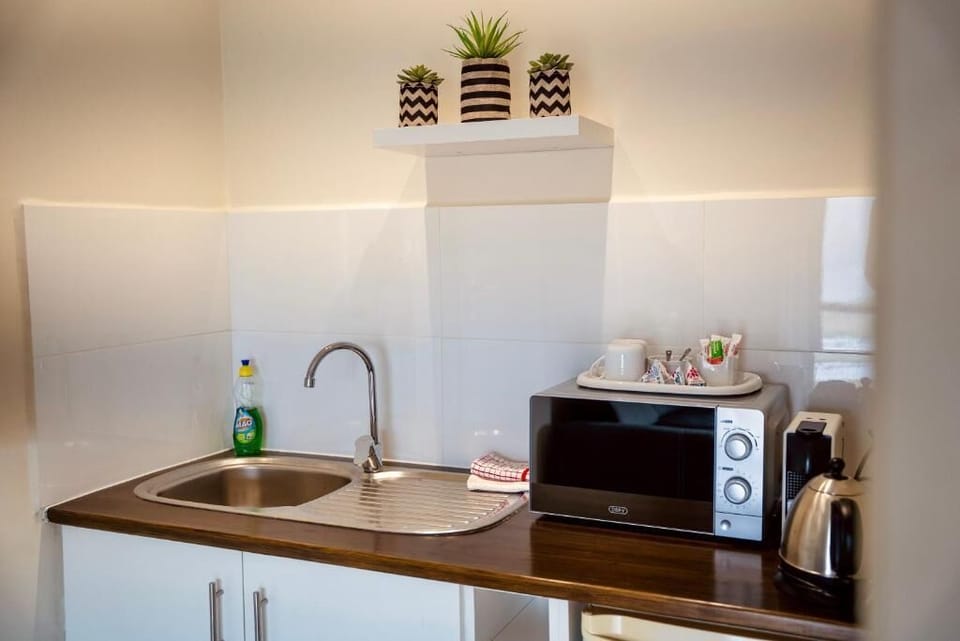 Suite, Balcony, Lake View | Private kitchen