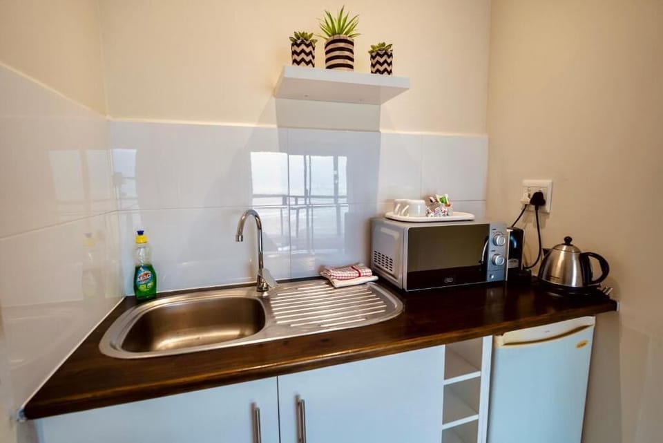 Suite, Balcony, Lake View | Private kitchen