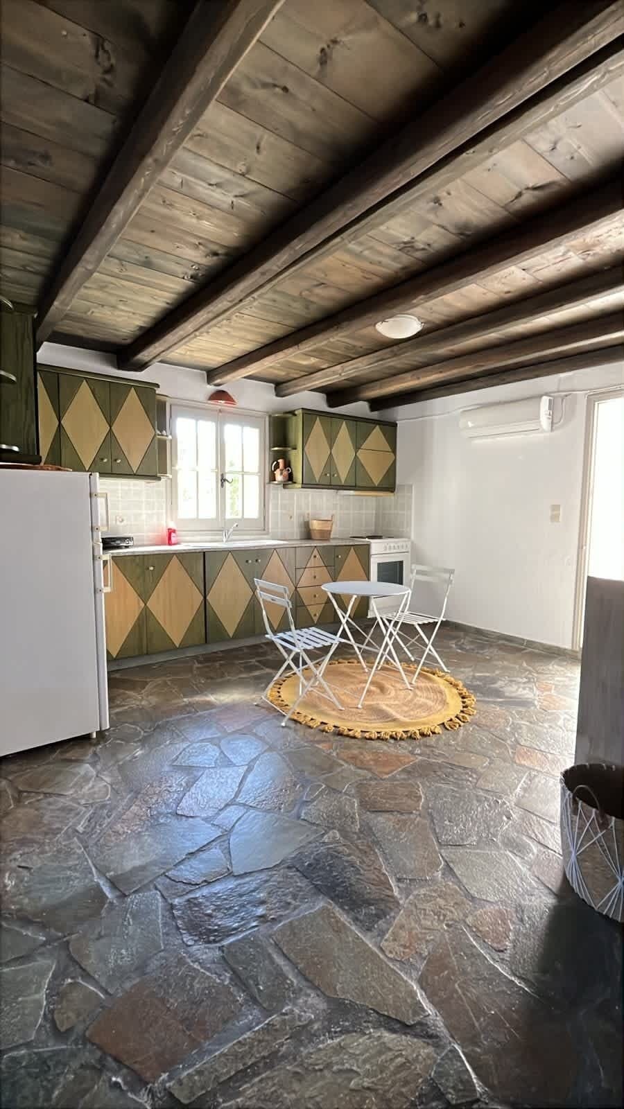 Spacious kitchen space to prepare your meals 