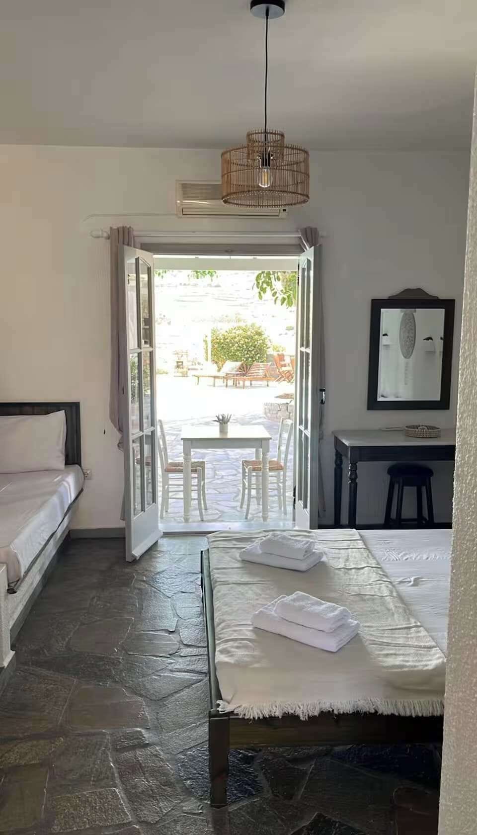 View of the interior - Cozy and bright interior space 
