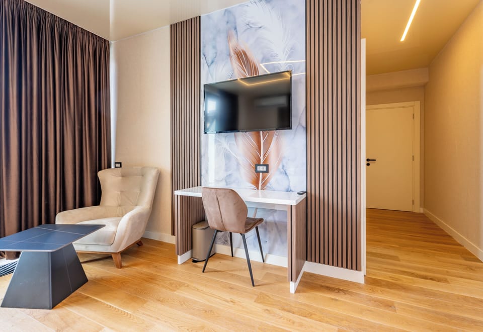 Superior Double Room, Balcony, City View | Interior