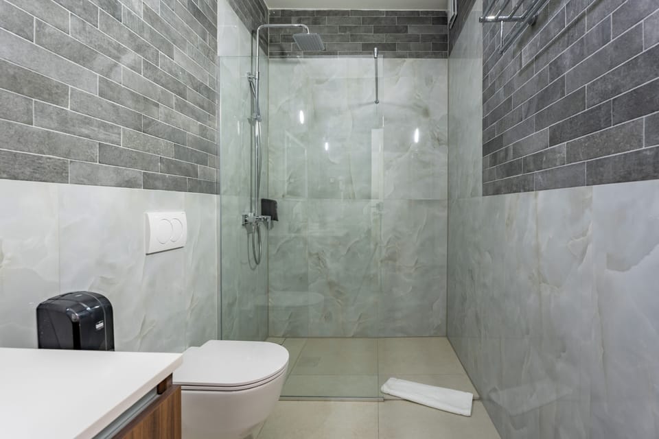 Superior Double Room, Balcony, City View | Bathroom | Hair dryer, towels, soap, shampoo