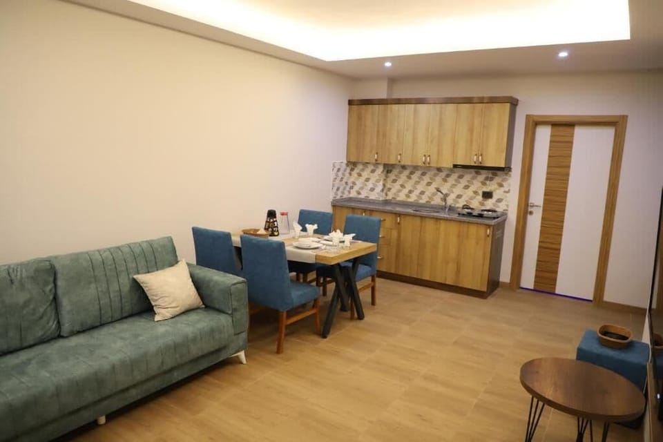 Deluxe Suite, Balcony, Mountain View | Dining
