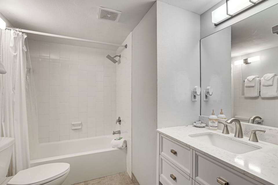 Relax Poolside, Walk to Shore! Daytona Beach Haven Apartment in Daytona Beach Shores
