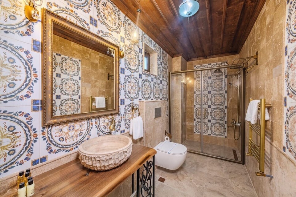 Deluxe Triple Room, Valley View | Bathroom | Shower, free toiletries, hair dryer, slippers