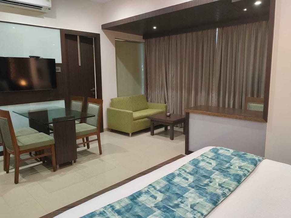 Luxury Double Room | Hypo-allergenic bedding available, in-room safe, desk, laptop workspace