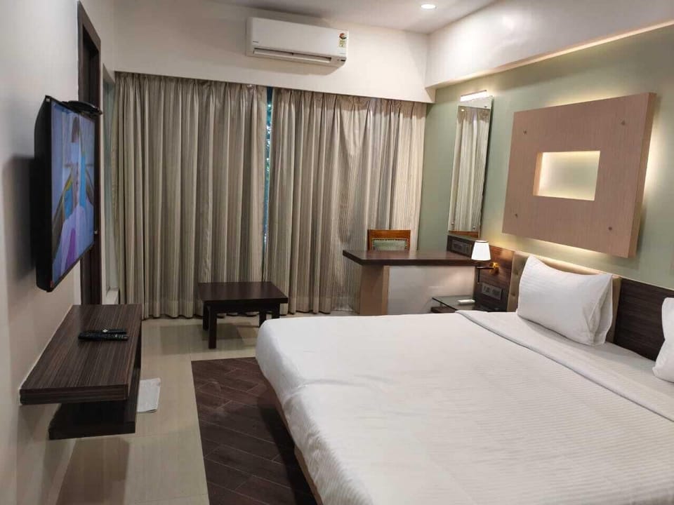 Deluxe Room, City View | Hypo-allergenic bedding, in-room safe, desk, laptop workspace