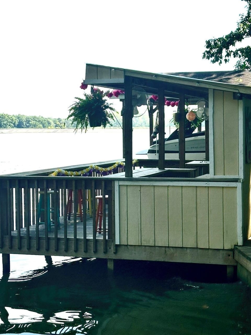 Lake Side Bar and picnic area